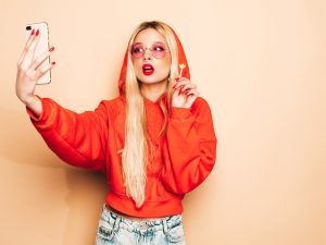Czym jest patoinfluencer i jak wpływa na młodzież