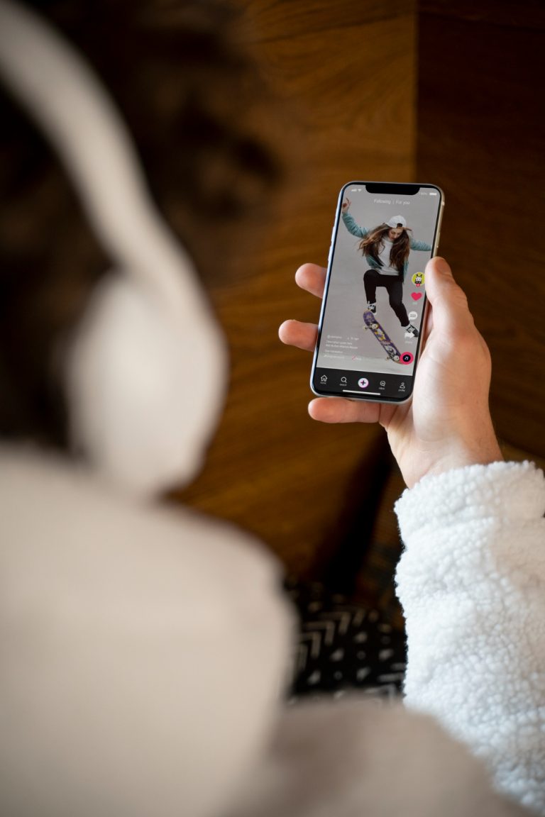 Ile trwa relacja na Instagramie – jak wydłużyć czas trwania i dzielić wideo na segmenty? Ile trwa relacja na Instagramie