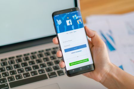 Dlaczego wylogowuje mnie z Facebooka na telefonie