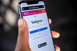 Jak bezpiecznie przeglądać zdjęcia na Instagramie bez konta
