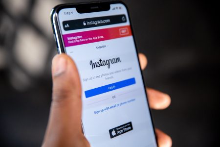 Jak bezpiecznie przeglądać zdjęcia na Instagramie bez konta
