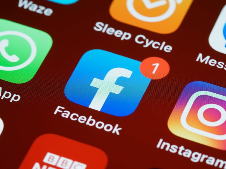 Jak emotikony Facebook zwiększają zaangażowanie i wspierają promocję fanpage’a? Jak emotikony Facebook zwiększają zaangażowanie