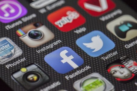 Jak znaleźć i zainstalować gry na Facebooku
