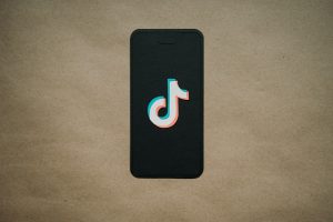 a cell phone with the letter d on it