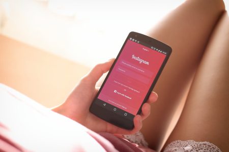 Jak aplikacje do napis&oacute;w na Instagram wpływają na zasięg i zaangażowanie